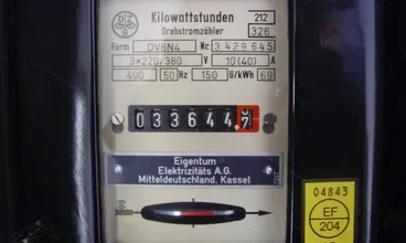 Een oude draaistroommeter in een meterkast
