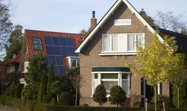 Zonnepanelen op een dak in Apeldoorn