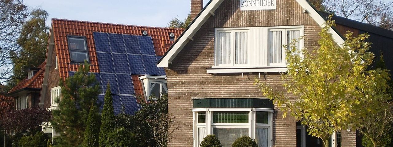 Zonnepanelen op een dak in Apeldoorn