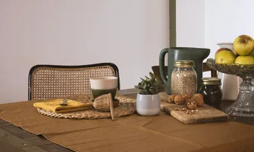 Keukentafel met papieren, rekenmachine en een energierekening