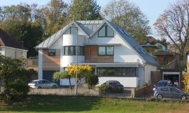 Moderne woning aan een straat