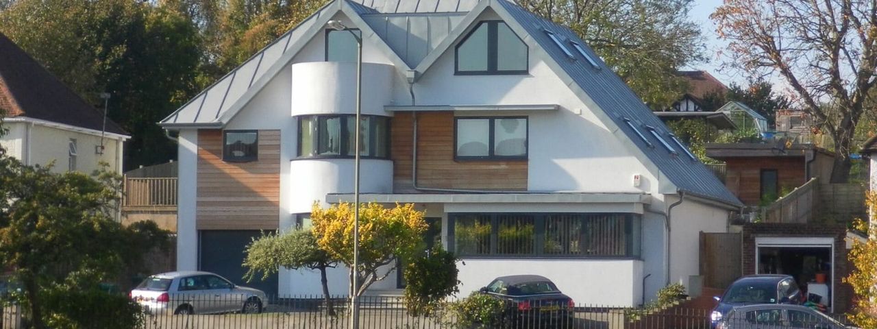 Moderne woning aan een straat