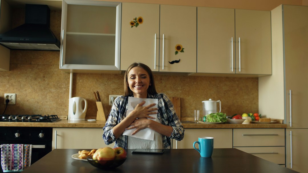 Vrouw leest haar energierekening aan de keukentafel